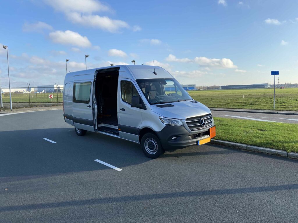 Spoedkoerier bus met open deur